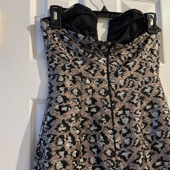 Dress - Picture 3 of 4